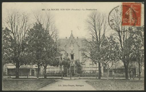 Le presbytère vu de la place Gouvion (actuel place Albert Ier).
